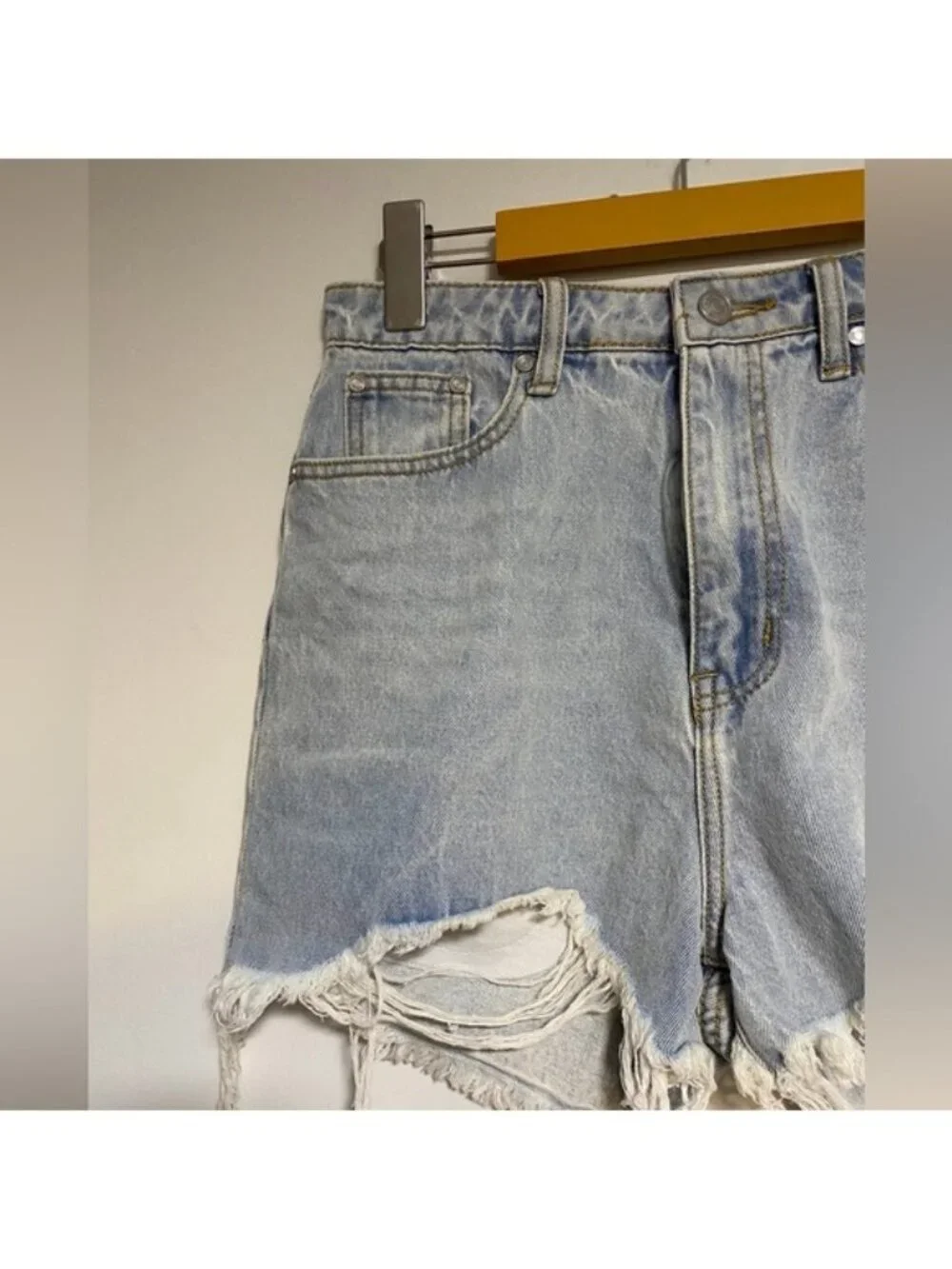 Missguided Distressed Light Wash Denim Shorts – US 6 / UK 10 – Frayed Hem